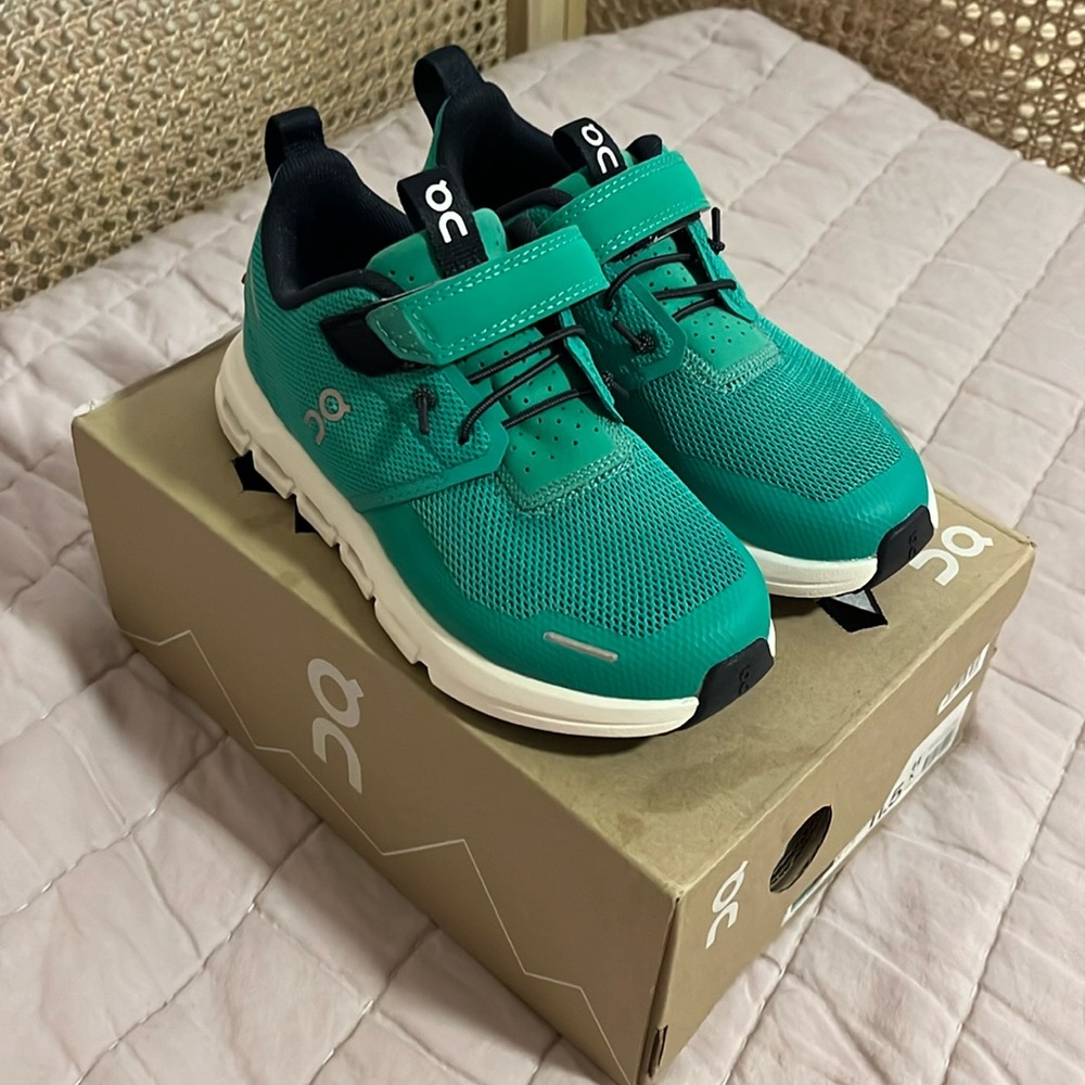 On Cloud cloud play in mint açai US size 11.5 kids